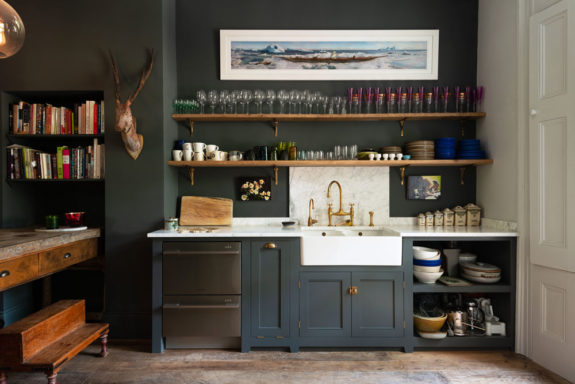 深灰色廚櫃與白色大理石水槽加黃銅水龍頭