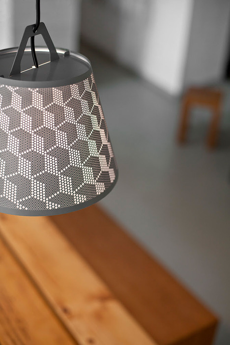 介紹可以讓人DIY創作出專屬自己光線樣式的桌面檯燈。