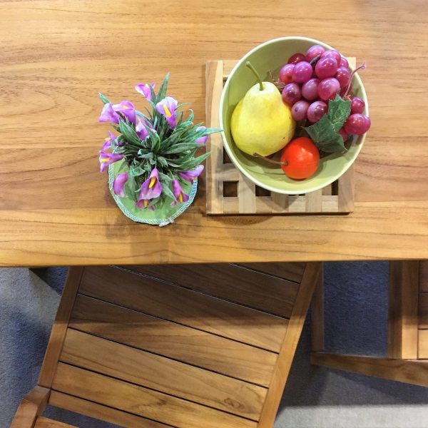柚木實木桌子擺上水果盤