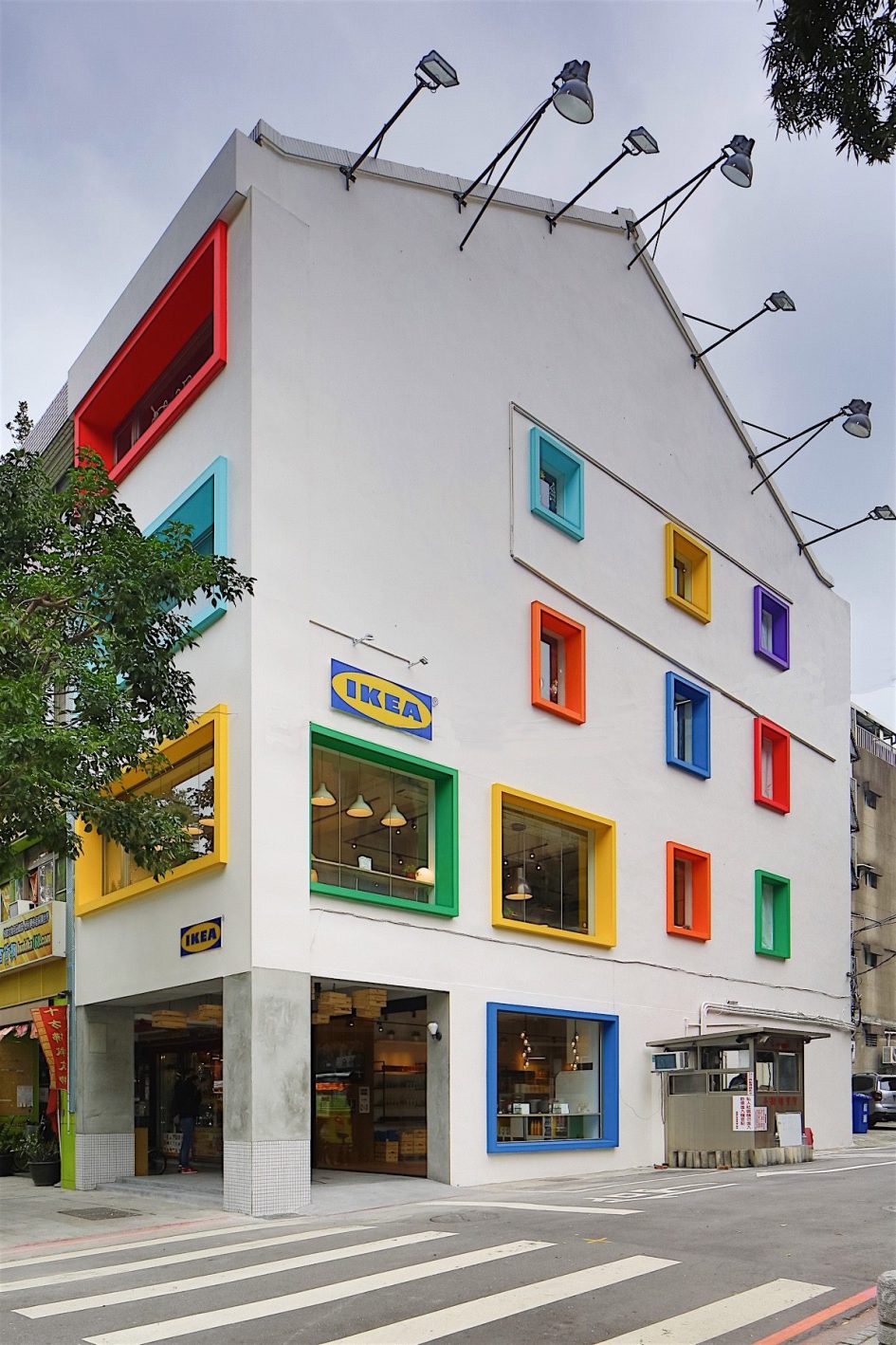 華山藝文中心旁的IKEA House 有著白色外牆彩色窗框的老屋建築