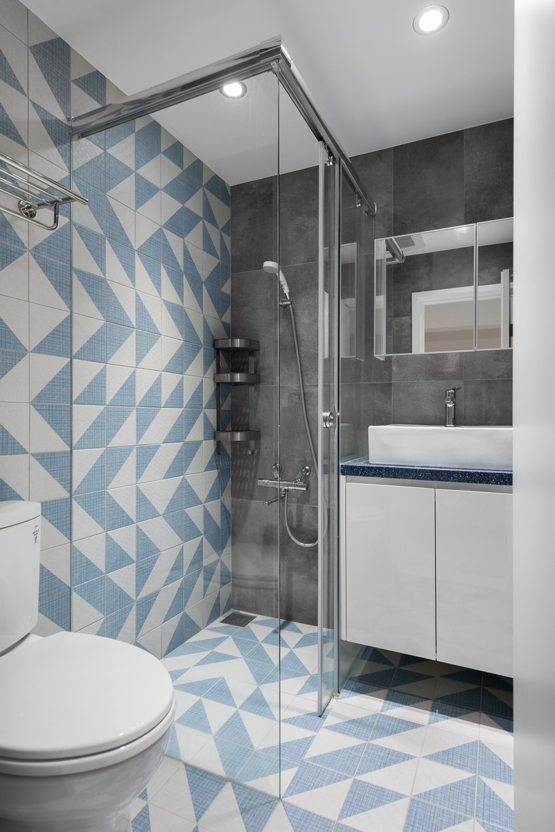 淺藍加白色浴室磁磚