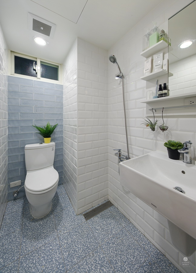 浴室淡藍色地磚、牆面磁磚、及白色麵包磚凸磚