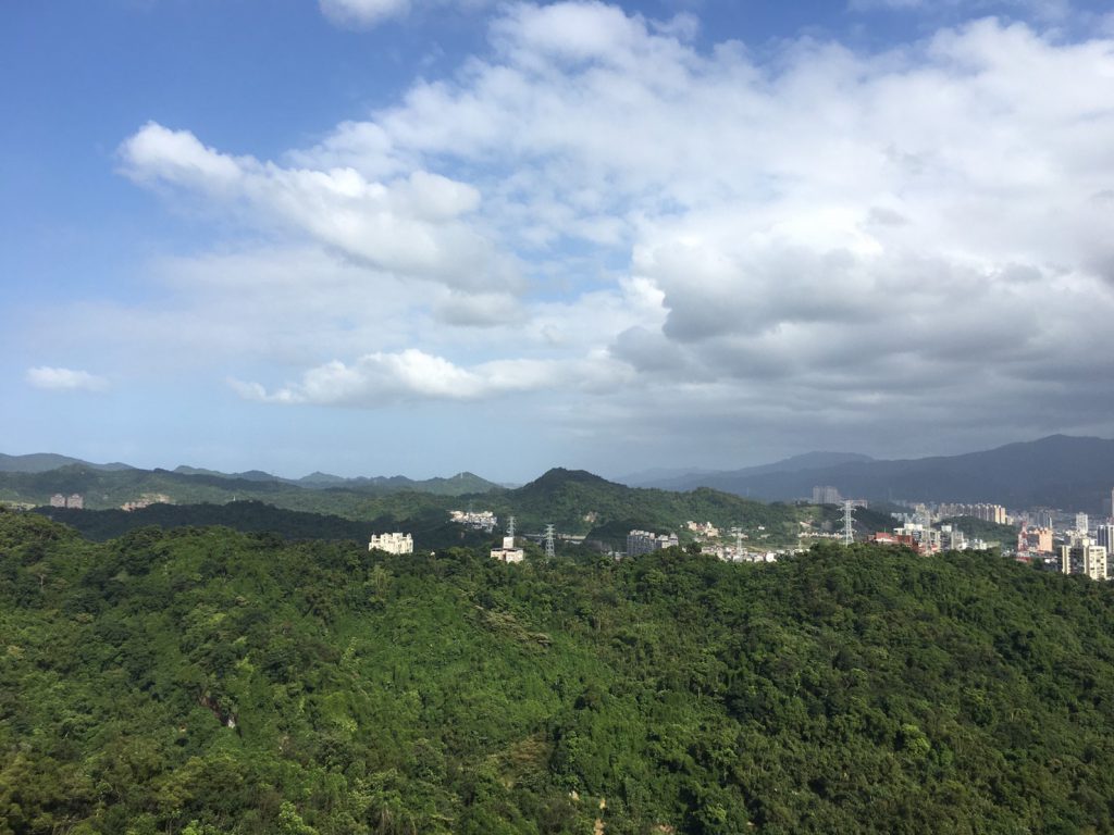 台灣新北市汐止區金龍湖畔的山丘頂